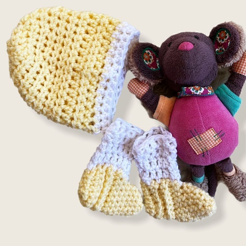 Custom Made Knit Newborn Hat and Shoes NWOT